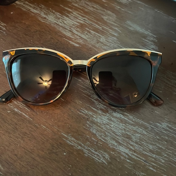 Oscar by Oscar del la Renta MOD 3080 215 brown tortoise sunglasses. main image 5